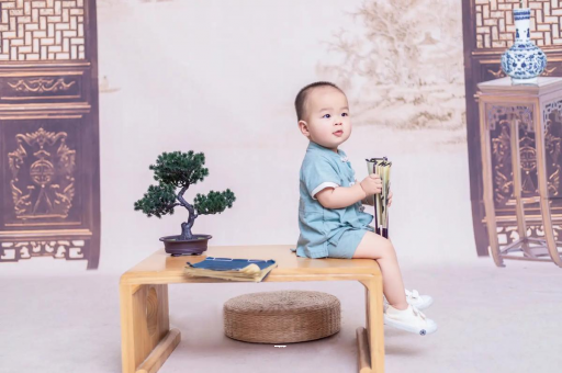 北京宝宝边吃奶边挣扎烦躁